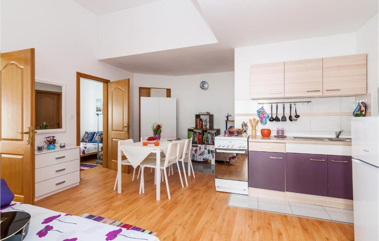 Nice Apartment In Vinjerac With Kitchen Eksteriør bilde