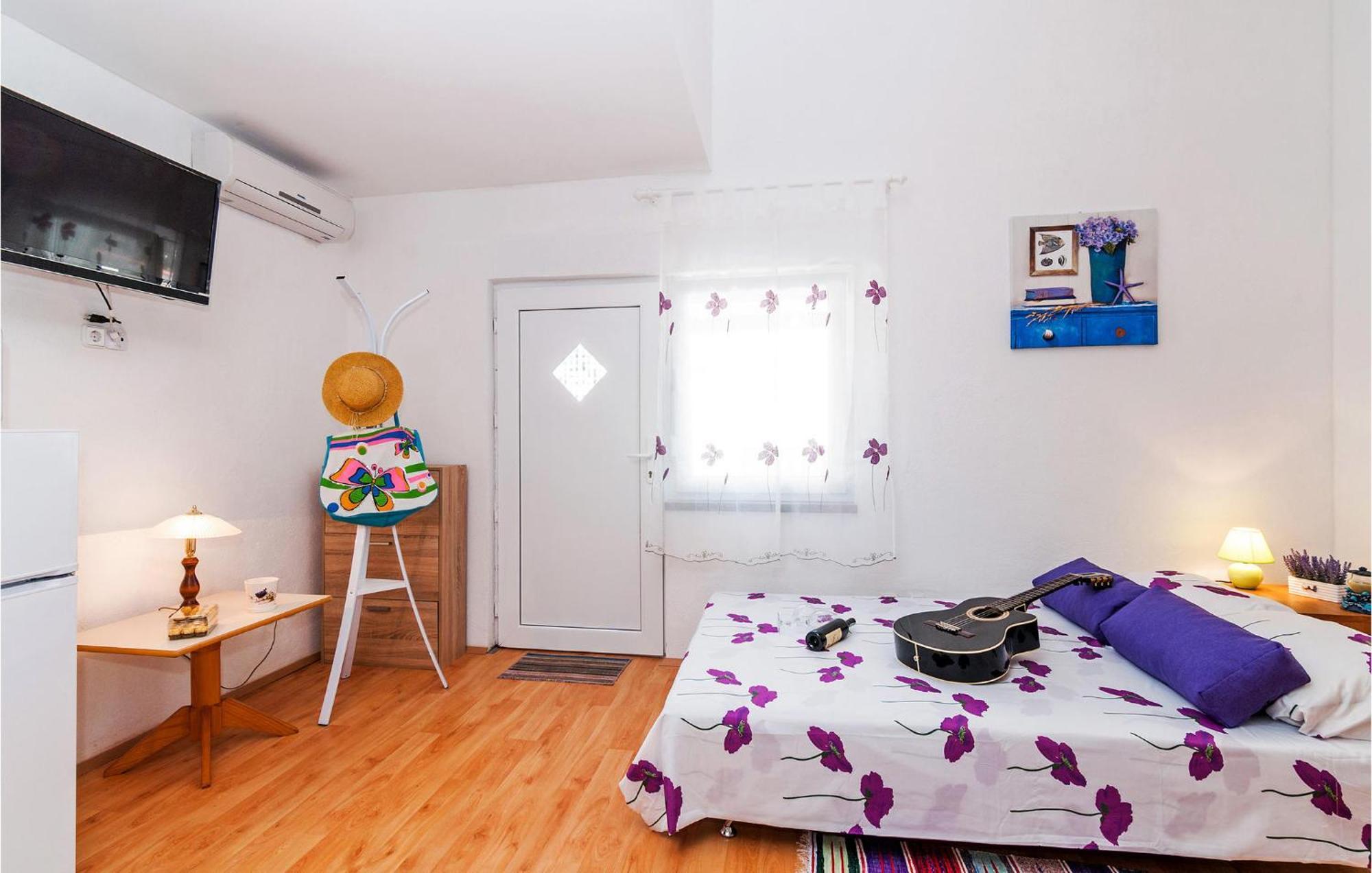 Nice Apartment In Vinjerac With Kitchen Eksteriør bilde